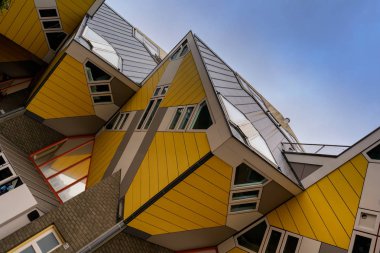 Rotterdam, Hollanda - 13 Nisan 2018: Küp evler (Kubuswoningen) Piet Blom mimar tarafından tasarlanan Rotterdam'daki yenilikçi evler bilinirler