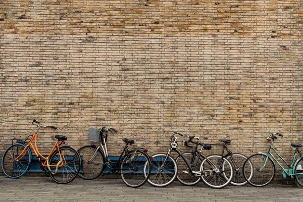 Bicicletas Beira Estrada Com Fundo Parede Tijolo Vintage Com Espaço — Fotografia de Stock