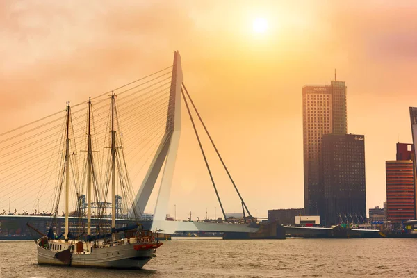 Rotterdam Nederländerna April 2018 Visa Erasmus Bron Med Fartyget Förgrunden — Stockfoto