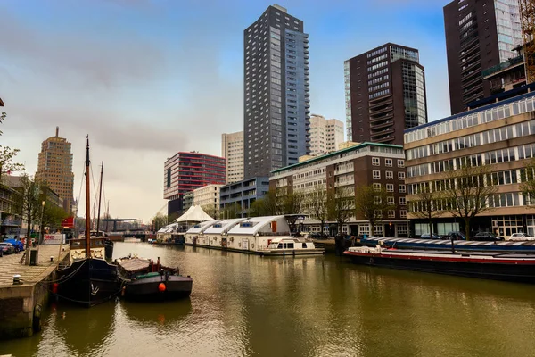 Rotterdam, Hollanda - 13 Nisan 2018: Nehir Rotterdam şehrinin gemilerde. Bina arka plan üzerinde.