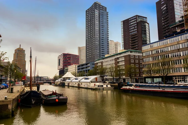 ロッテルダム オランダ 2018 ロッテルダム市の川の船 背景の建物 — ストック写真