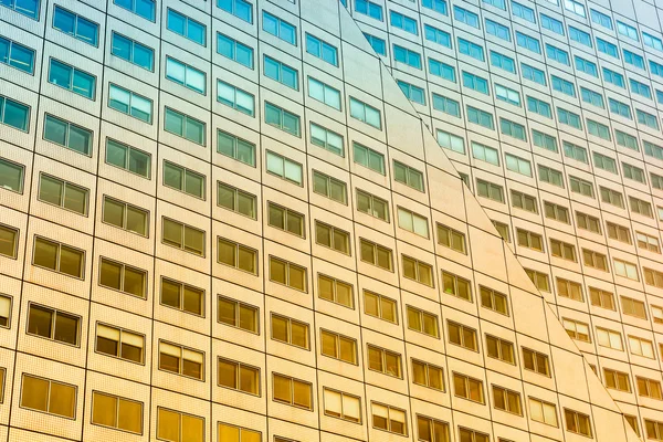 Binanın duvarına tam Windows.