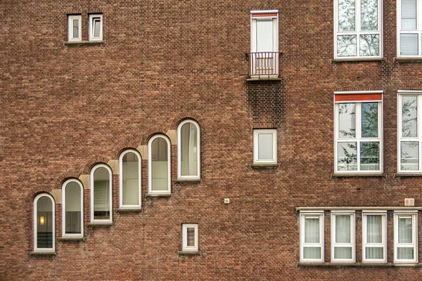 Edifício Com Uma Fachada Tijolo Janelas Incomuns Cidade Rotterdam — Fotografia de Stock