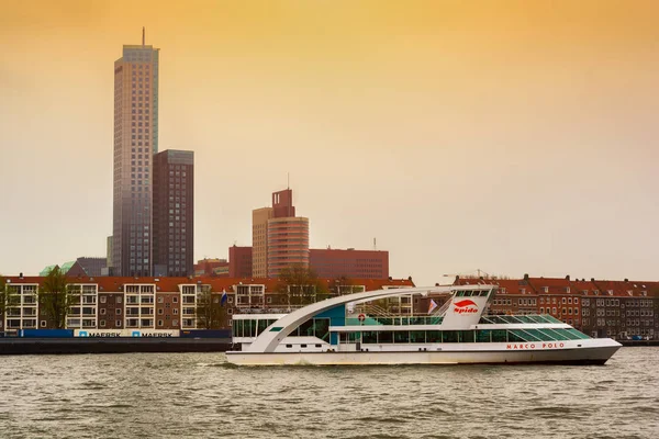 Rotterdam Países Bajos Abril 2018 Róterdam Terraplén Con Rascacielos Barcos —  Fotos de Stock