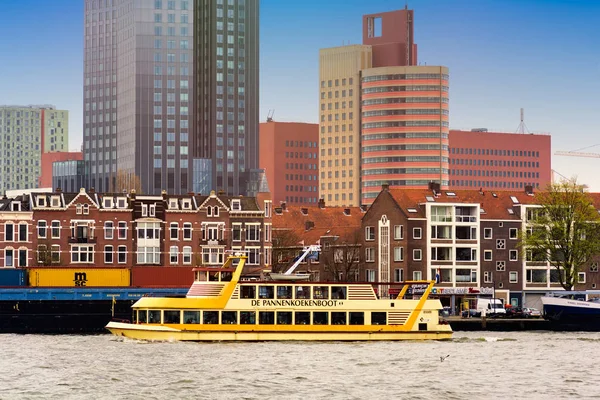 Rotterdam Nizozemsko Dubna 2018 Rotterdam Hlavního Města Mrakodrapy Lodích Řeku — Stock fotografie