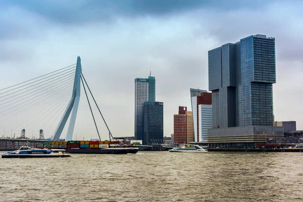 Rotterdam Niederlande April 2018 Blick Auf Die Erasmusbrücke Mit Stadtbild lizenzfreie Stockfotos