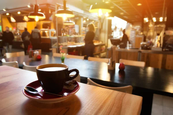 Kaffeetasse Auf Holztisch Mit Verschwommenem Café Hintergrund Kaffeetasse Und Untertasse Stockfoto