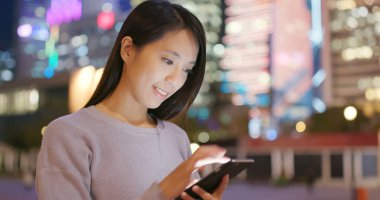 cep telefonuyla şehirde gece kadın 