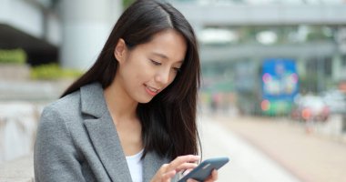  şehirde cep telefonu kullanan kadın 