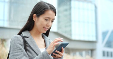  şehirde cep telefonu kullanan kadın 