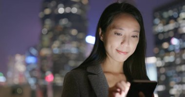 Cep telefonuyla şehirde geceleri işkadını 