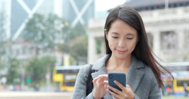 Hong Kong Smartphone kullanarak iş kadını 