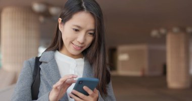 İş kadını iş üstünde hareket eden telefon, açık 