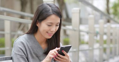 Cep telefonu kullanan genç kadın. 