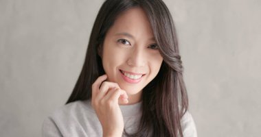 Genç kadın kameraya gülümse 