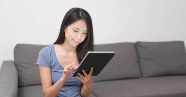 evde tablet bilgisayar kullanan kadın 