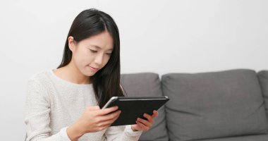 evde tablet bilgisayar kullanan kadın 