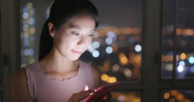 Akşamları evde Smartphone kullanan kadın 