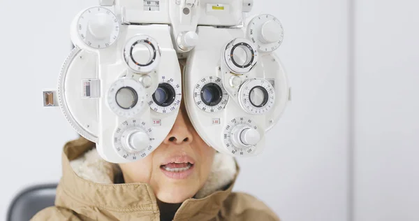 Asian Old Woman Undergo Eye Test — Stock Photo, Image