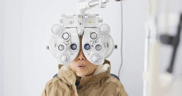 Mulher Idosa Passar Por Teste Ocular Clínica — Fotografia de Stock