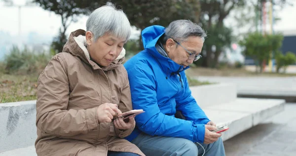 Couple Aîné Utilisant Des Téléphones Cellulaires Ensemble Dans Rue — Photo