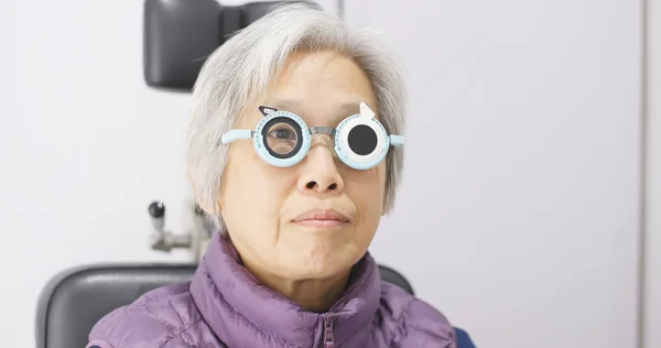 Göz Testi Olan Kadın Kıdemli — Stok fotoğraf