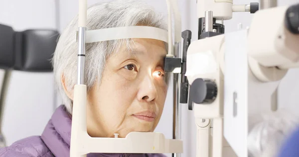 Old Woman Having Her Eyes Examine — Stock Photo, Image