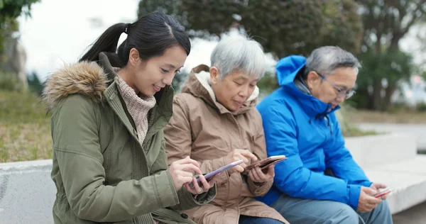 Asiatique Famille Aide Smartphones Dans Rue — Photo