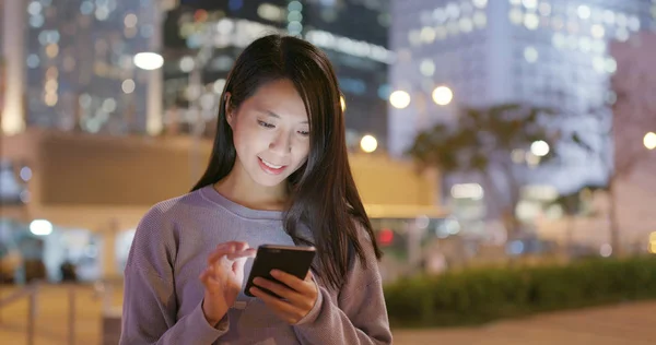 Mujer Usando Smartphone Ciudad Por Noche — Foto de Stock