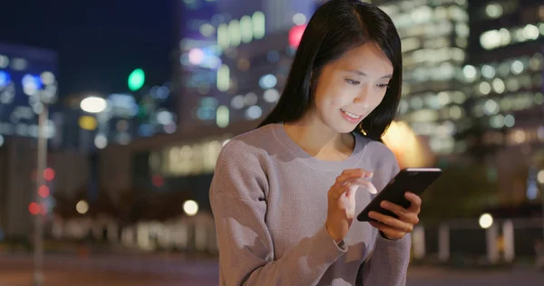 Mujer Usando Celular Ciudad Por Noche — Foto de Stock