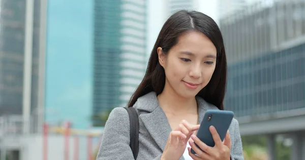 Zakenvrouw Selectievakje Slimme Telefoon Stad — Stockfoto