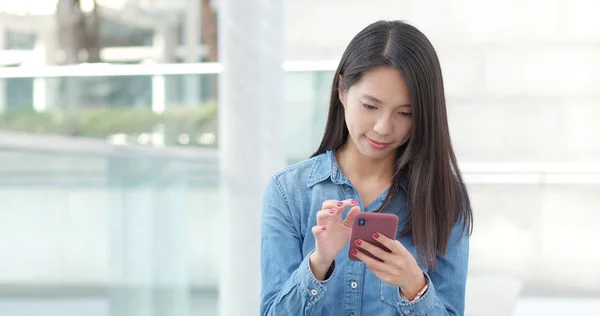 Vrouw Signaal Mobiele Telefoon Bij Buiten — Stockfoto