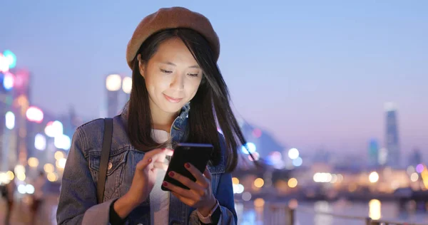 Mujer Mira Teléfono Inteligente Ciudad Por Noche —  Fotos de Stock