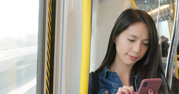 Жінка Використовує Мобільний Телефон Поїзді — стокове фото