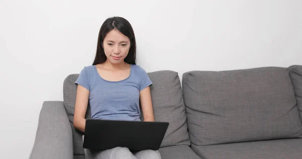 Vrouw Met Laptop Computer Thuis — Stockfoto