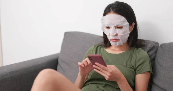 Vrouw Huid Zorg Papier Masker Aanbrengen Gezicht Het Gebruik Van — Stockfoto