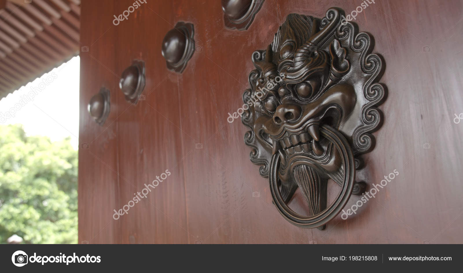 Traditional Chinese Building Lion Statue Lion Wooden Door