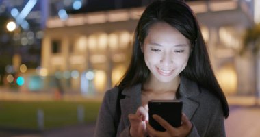 Cep telefonu için online, kullanan kadın akşam açık