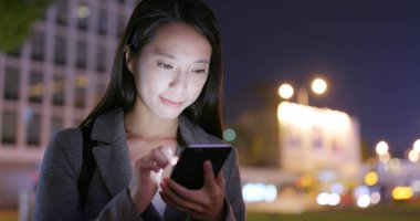 Kullanma Smartphone için online adlı kadın akşam açık