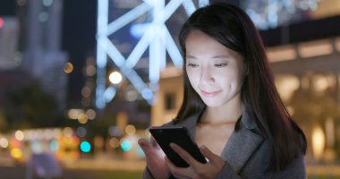 Şehirde cep telefonu kullanarak iş kadını