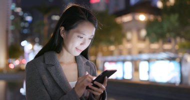 Kadın telefonda geceleri okumak.