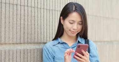 Kadın cep telefonuna bak. 