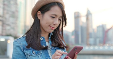 Cep telefonundan mesaj gönderen kadın