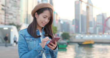 Cep telefonundan mesaj gönderen kadın