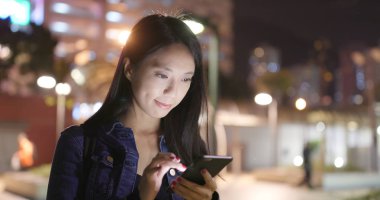 cep telefonuyla şehirde gece kadın 