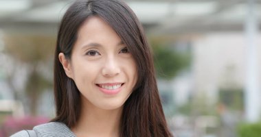 Asyalı kadın kameraya gülümseyen 