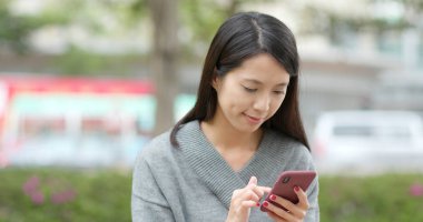 cep telefonu açık, kullanan kadın