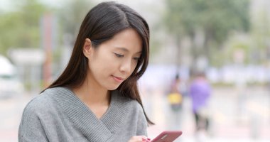 Genç kadın cep telefonunuzun sesli mesaj gönderme