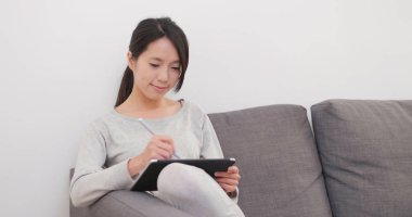 Kadın evde tablet bilgisayarda çizim
