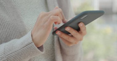 Park adlı cep telefonu kullanan kadın 